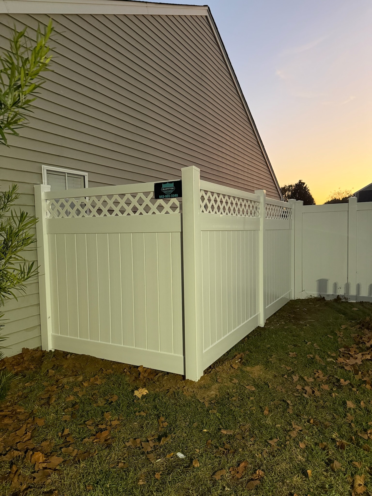 Vinyl fence with lattice top